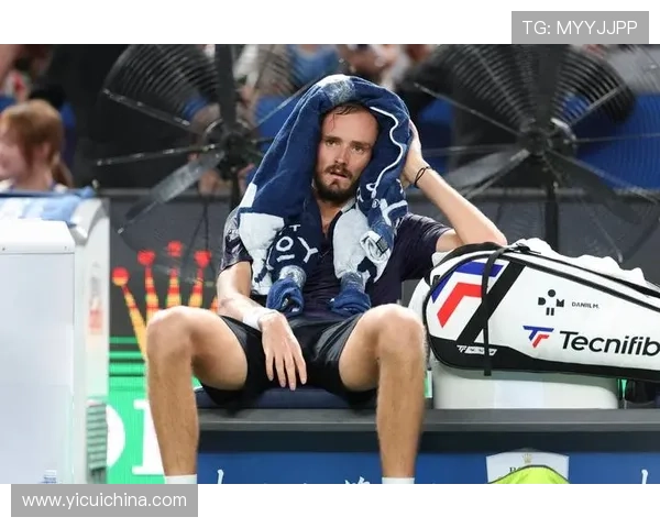 网球赛事精彩纷呈,梅德韦杰夫逆转胜利刷新纪录,阿扎伦卡重返世界前十 网球赛事精彩纷呈,梅德韦杰夫逆转胜利刷新纪录,阿扎伦卡重返世界前十