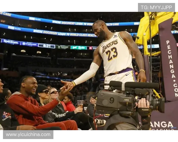 NBA新赛季揭幕战火热开打 詹姆斯领衔湖人挑战勇士再续宿命对决